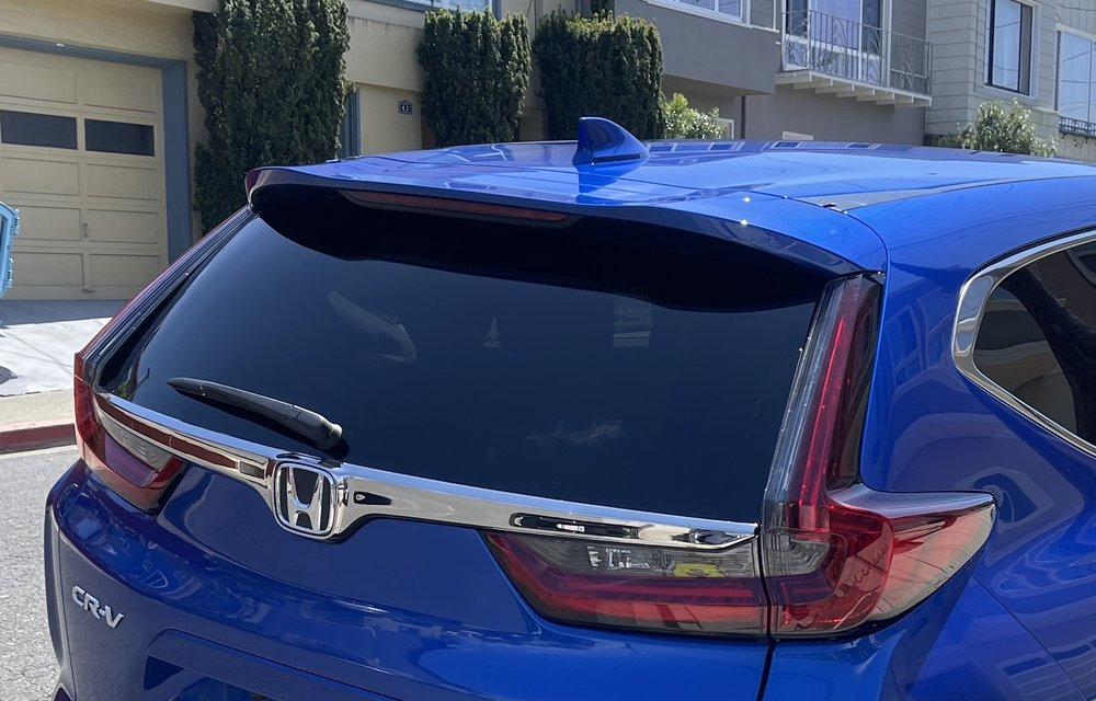 Rear glass of a blue Honda CR-V after replacement